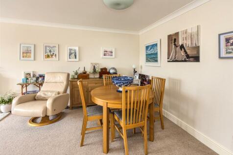 4 Albrighton House-living3.jpg