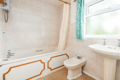 16 Woodlands Road - Bathroom.jpg