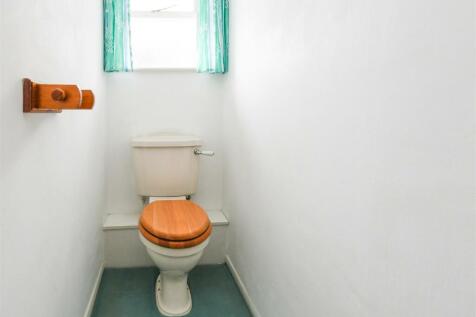 16 Woodlands Road - WC.jpg