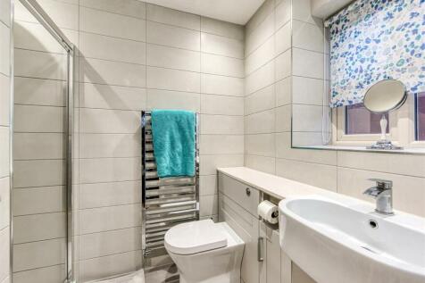 41 Penleigh Gardens-bed1 ensuite RE.jpg
