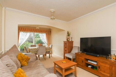 2 Reynolds Close - Lounge.jpg