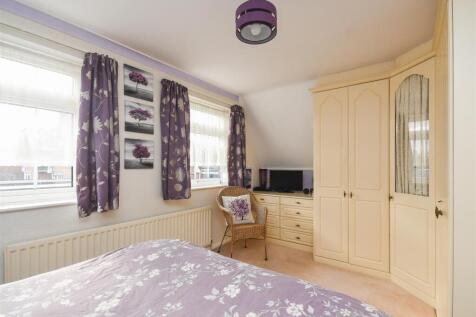 2 Reynolds Close - Bedroom 1.jpg