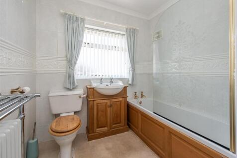 20 Brenton Road-bathroom.jpg