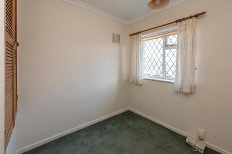 20 Brenton Road-bed3.jpg