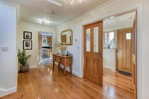 32 Post Office Road-hall2.jpg