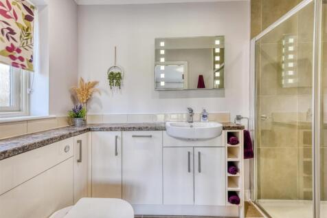 32 Post Office Road-bed1 ensuite.jpg