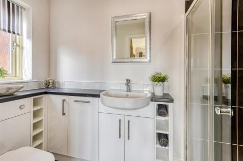 32 Post Office Road-bed2 ensuite.jpg