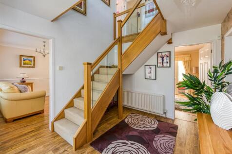 6 Millfields Way-hall1.jpg