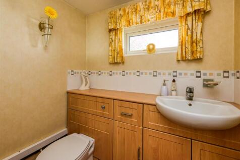 6 Millfields Way-cloaks.jpg