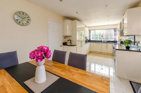 6 Millfields Way-kitchen1.jpg