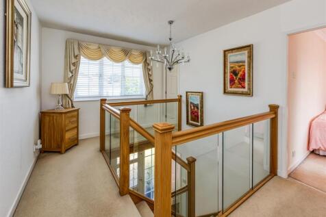 6 Millfields Way-landing.jpg