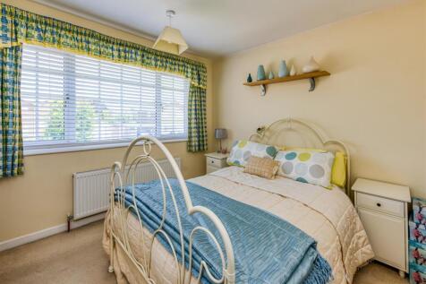 6 Millfields Way-bed2.jpg