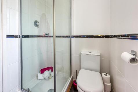 6 Millfields Way-bed1 ensuite2.jpg