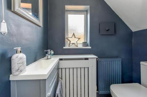 53 Wakeley Hill-Cloakroom.jpg