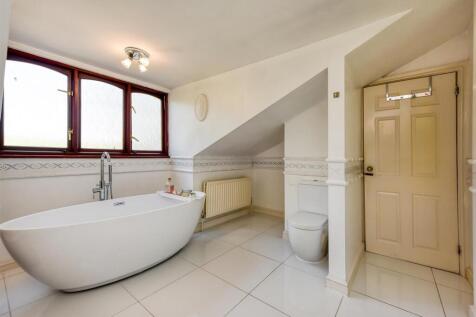 Earlswood Lodge-Bathroom (3).jpg