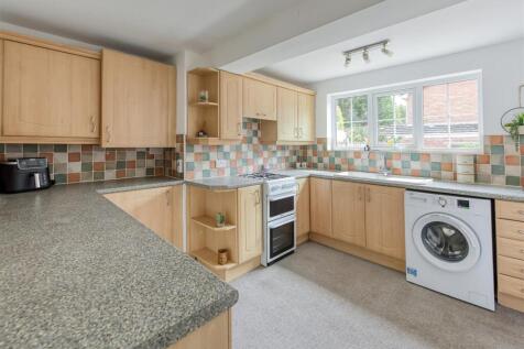 5 Churchward Grove-Kitchen (3).jpg