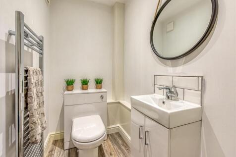 50 Cowley Drive-Cloakroom.jpg