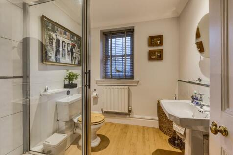 Lea House-bed2 ensuite.jpg