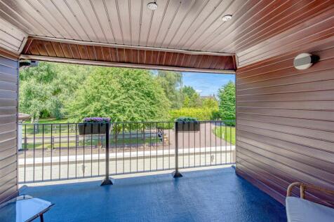 Heathlands-bed1 balcony.jpg