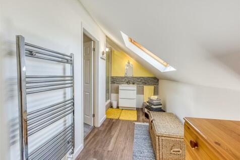 Heathlands-bed3 ensuite.jpg