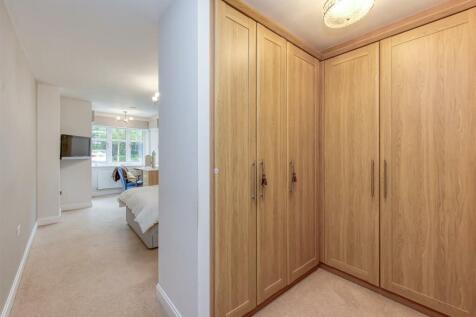 5 Clock Gardens-bed1 dressing area.jpg