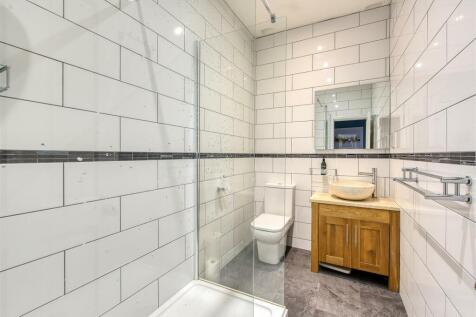 16 Church Hill Road-bed1 ensuite.jpg