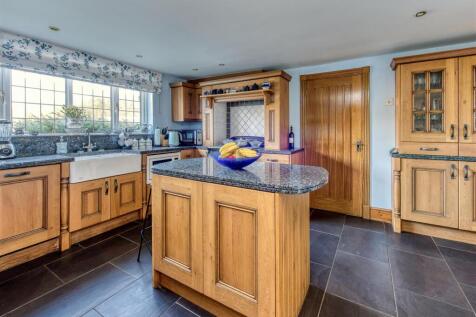 Natsfield House-kitchen2.jpg