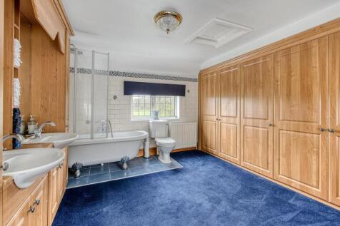 Natsfield House-bed1 ensuite1.jpg