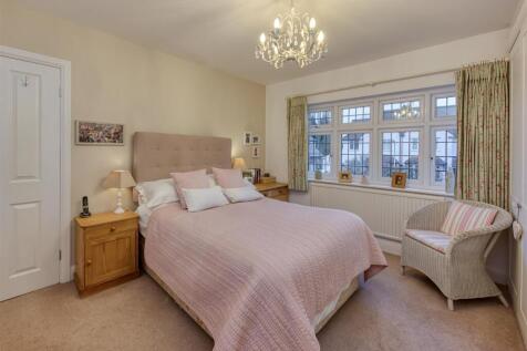42 Wootton Road-bed1b.jpg