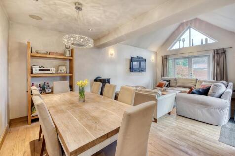 6 Engleton Lane-living1.jpg