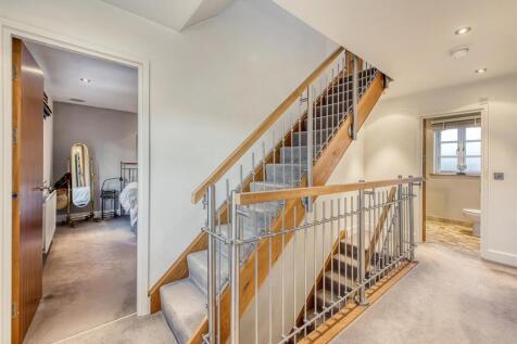 6 Engleton Lane-landing2.jpg