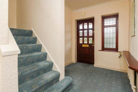 10 Farm Road - Hallway.jpg