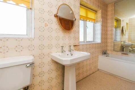 10 Farm Road - Bathroom.jpg