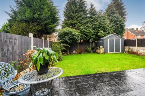 2 Yeadon Gardens - Garden (2).jpg