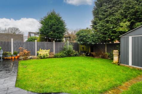 2 Yeadon Gardens - Garden.jpg