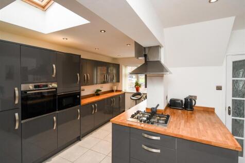 2 Yeadon Gardens - Breakfast Kitchen.jpg