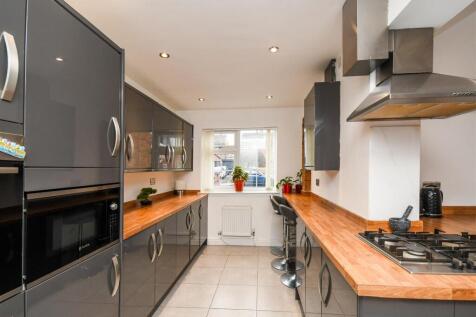 2 Yeadon Gardens - Breakfast Kitchen (2).jpg