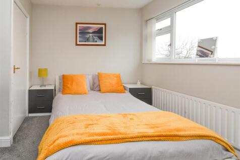 2 Yeadon Gardens - Bedroom.jpg