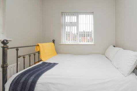 2 Yeadon Gardens - Bedroom (2).jpg