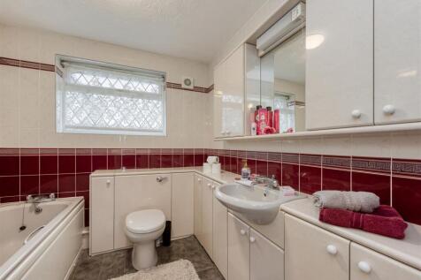 3 The Courts-bathroom.jpg