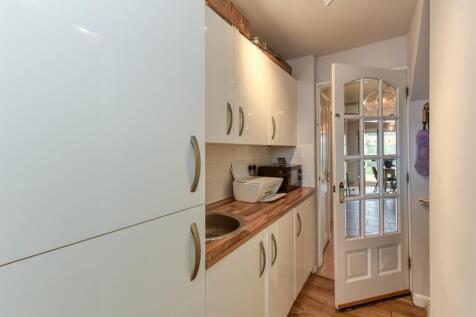 13 The Square-laundry.jpg