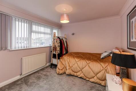 13 The Square-bed2.jpg