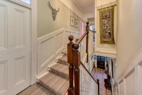 49 Richmond Road-landing.jpg