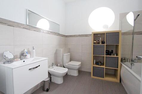 14 danescourt manor en suite 2..jpg