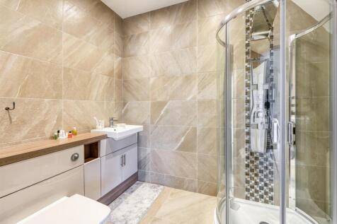 Plas Gwyn-bed3 ensuite.jpg