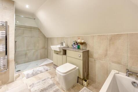 Plas Gwyn-bathroom.jpg