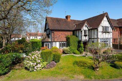 40 Castlecroft Gardens-front1.jpg