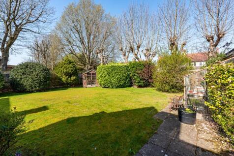 40 Castlecroft Gardens-garden3.jpg