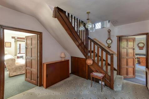 40 Castlecroft Gardens-hall.jpg