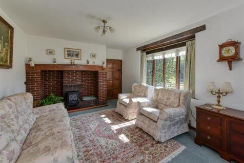 40 Castlecroft Gardens-lounge1.jpg